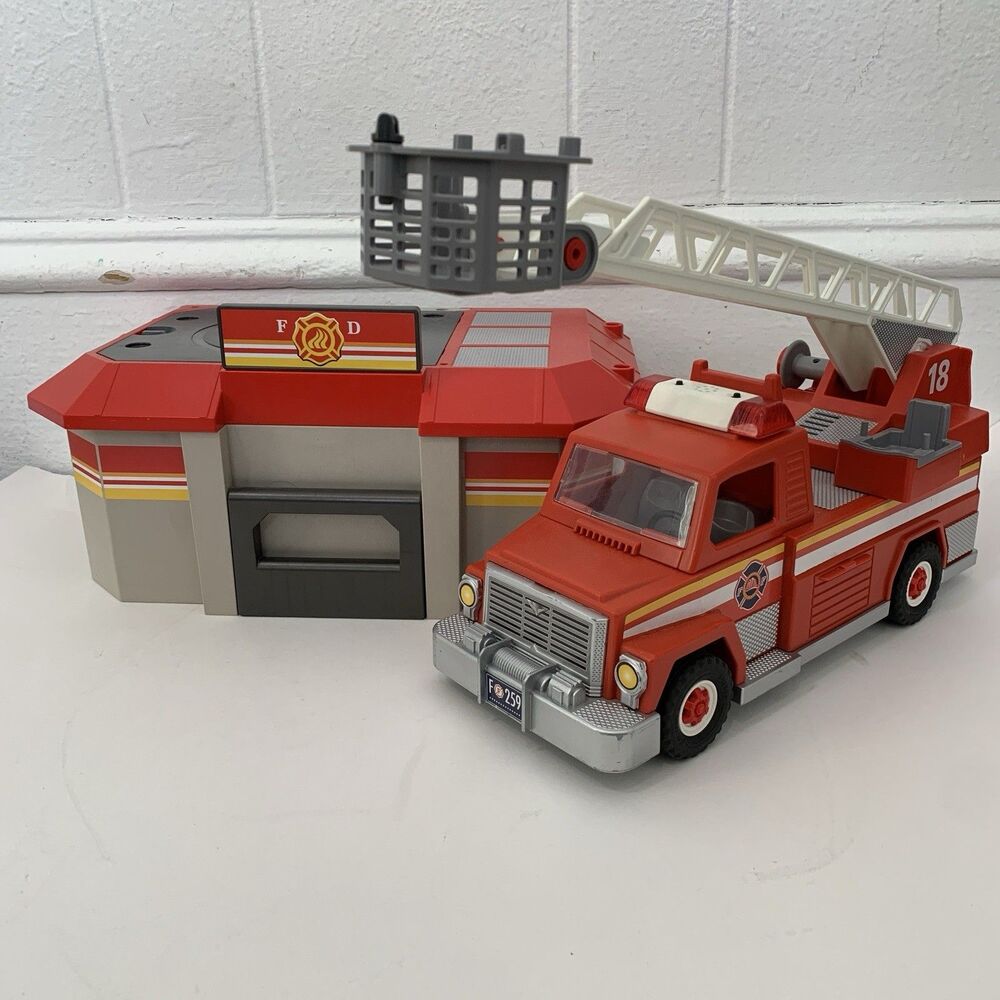 Playmobil City Action Fire Station & Truck Take Along Building Lights Sound